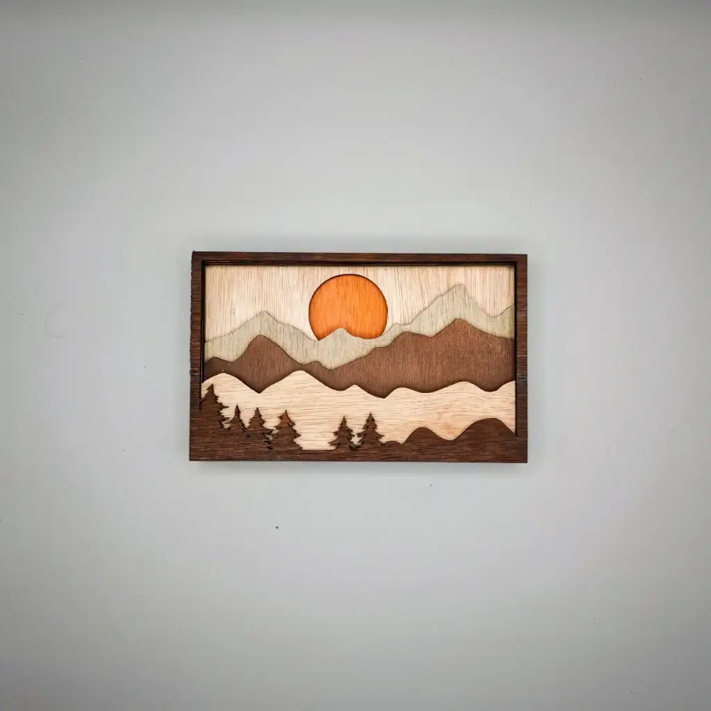 Cadre en bois, montagne soleil orange