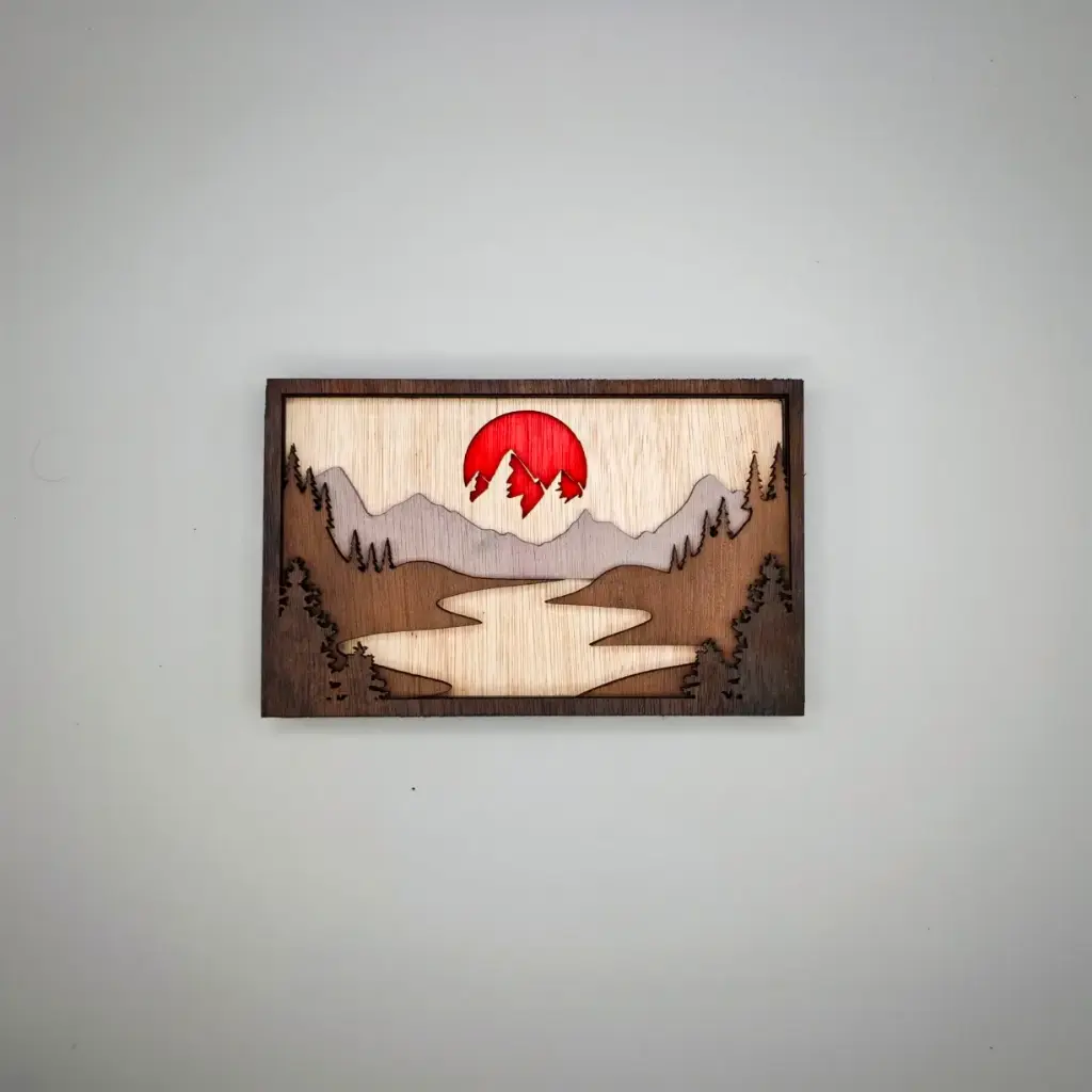 Cadre en bois, montagnes soleil rouge